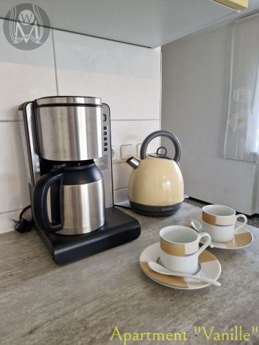 apartment-vanille-kueche-kaffeemaschine-elektrischer-wasserkocher