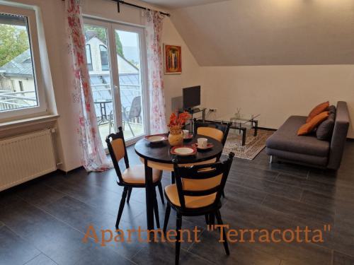 terracotta-apartment-esstisch-tuer-zum-balkon-mit-moselblick