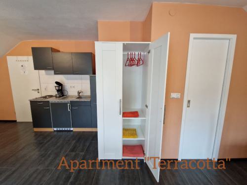 terracotta-apartment-kuechenzeile-einbaukueche